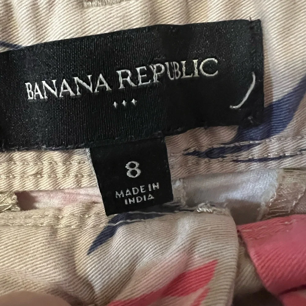 A pair of Banana Republic floral shorts in size 8 - Picture 3 of 8